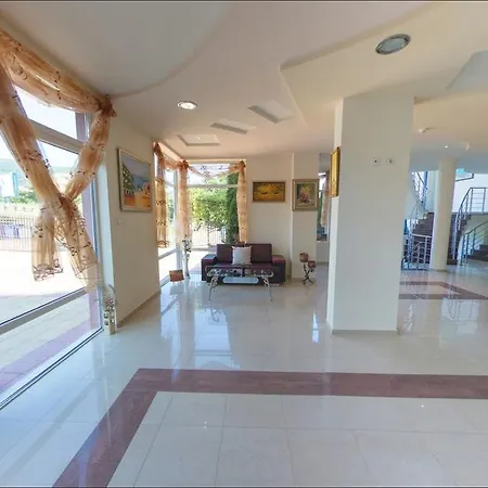 Peshev Family Vlas 3*